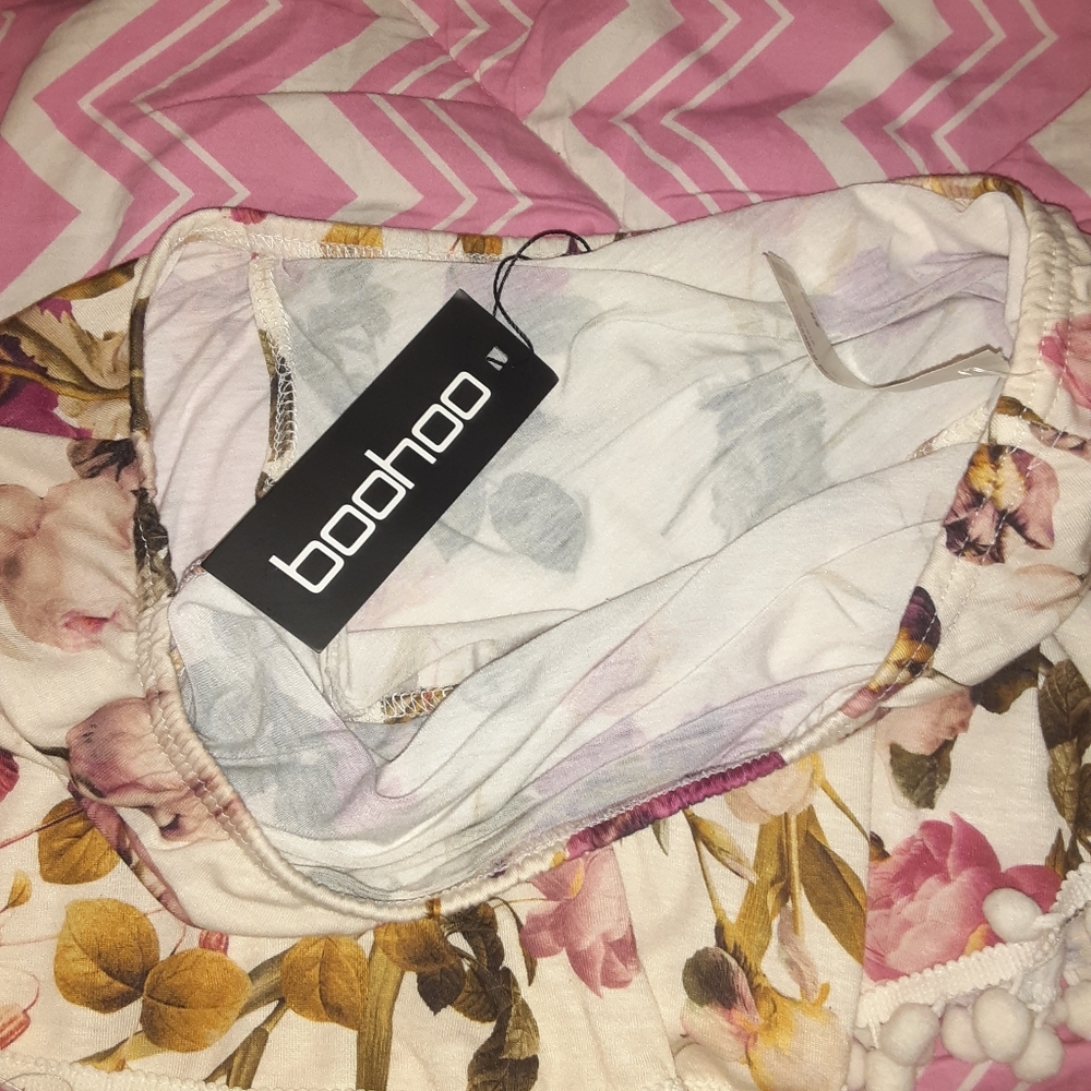 BOOhoo brand new crop top and shorts - Picture 3 of 3